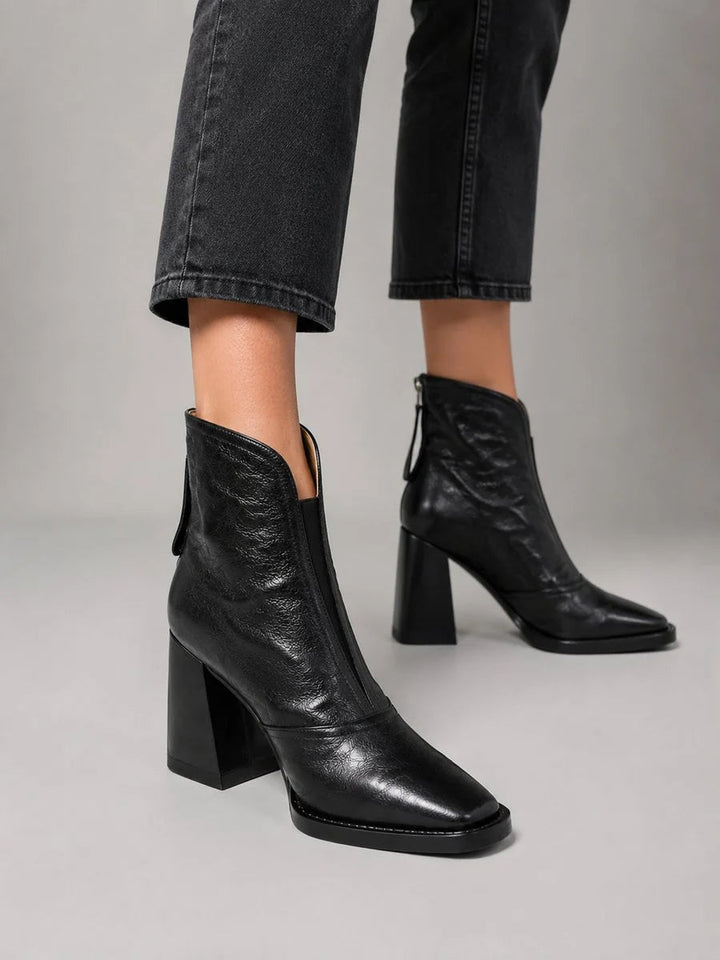Bottines femme chic marron foncé, bout carré moderne et talon bloc confortable pour un style contemporain.