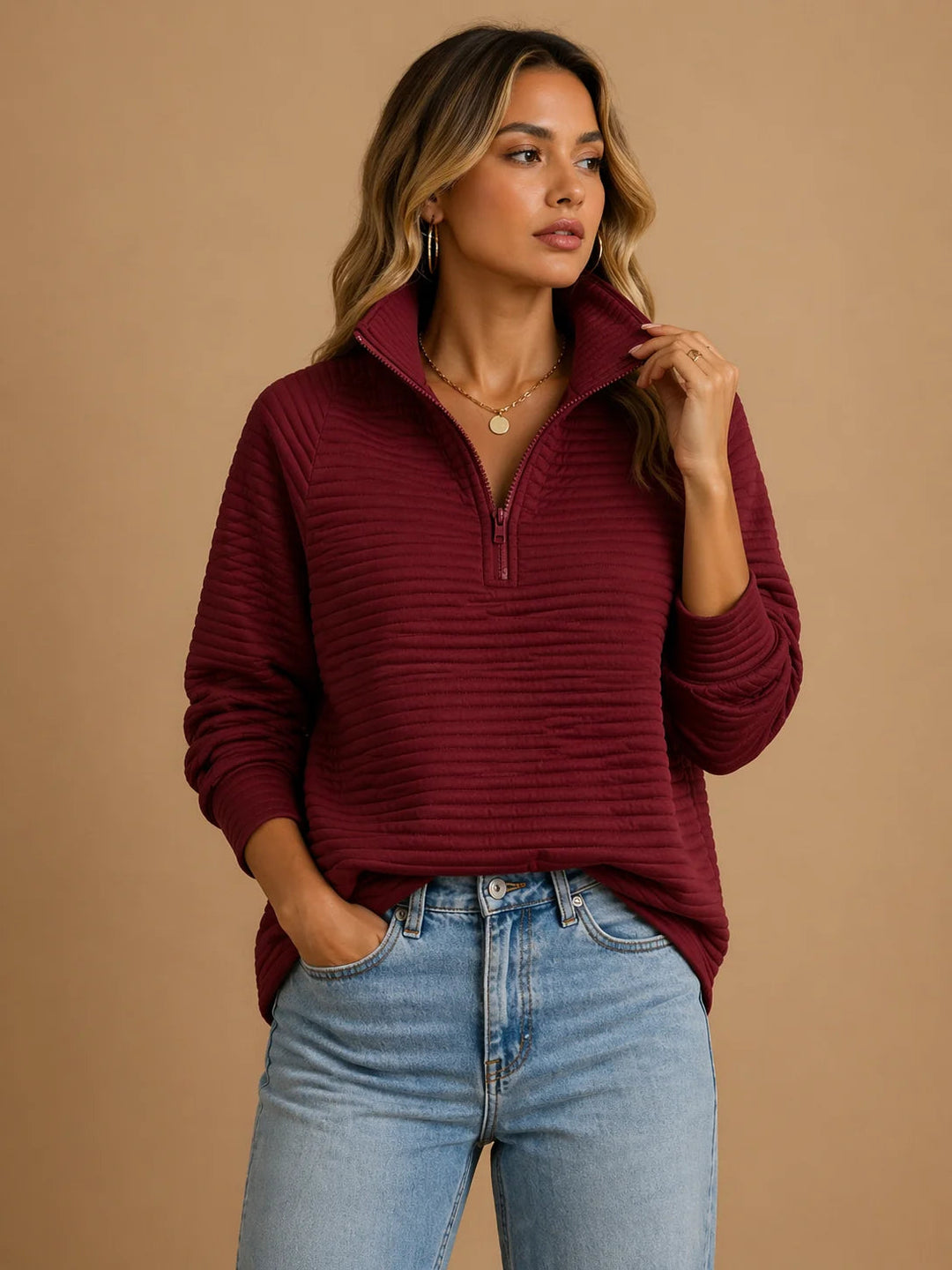 Pull femme élégant à col montant zippé, matière côtelée douce. Idéal pour un look chic et confortable.