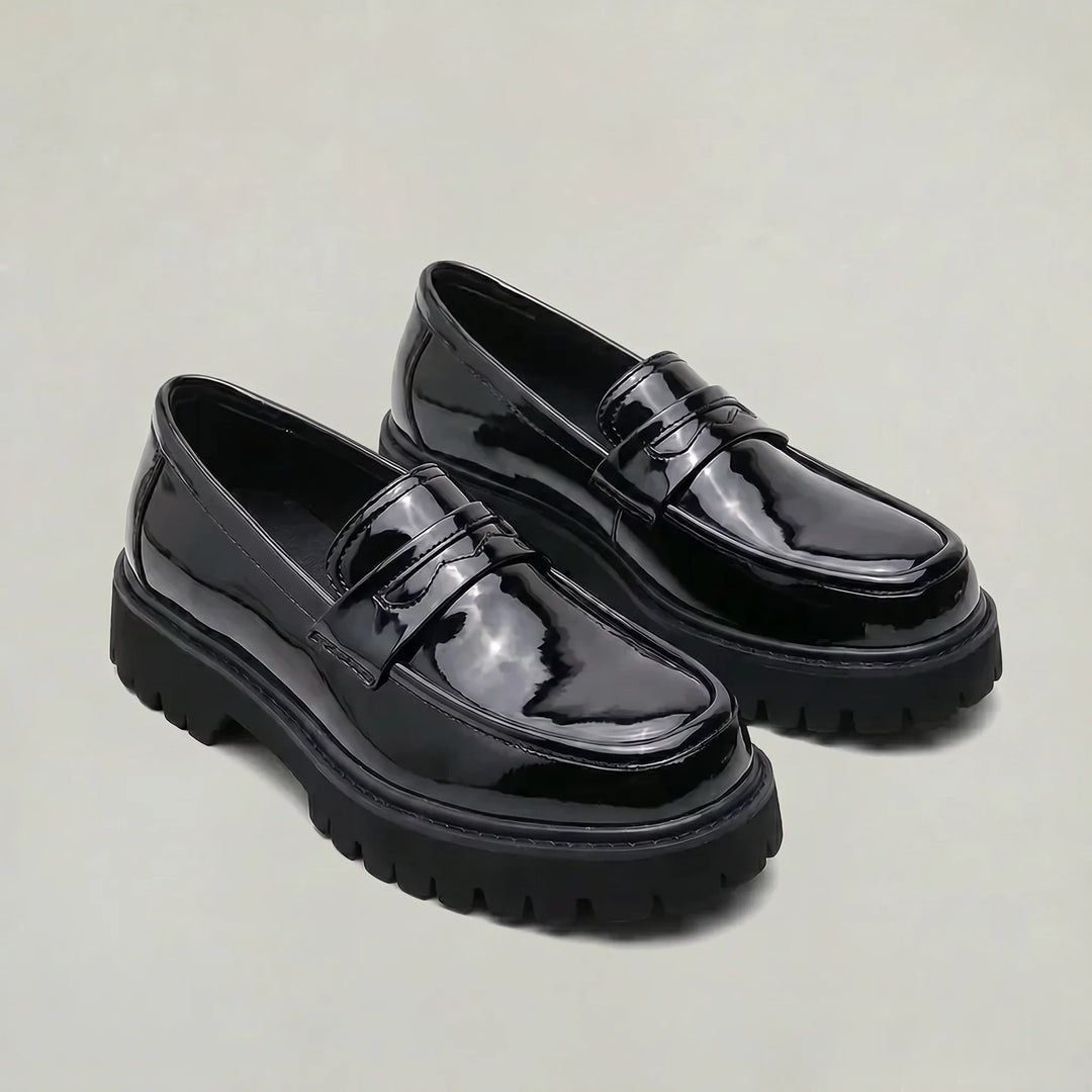 Mocassins noirs tendance pour homme, finition élégante, semelle plateforme robuste pour un look moderne et de hauteur.