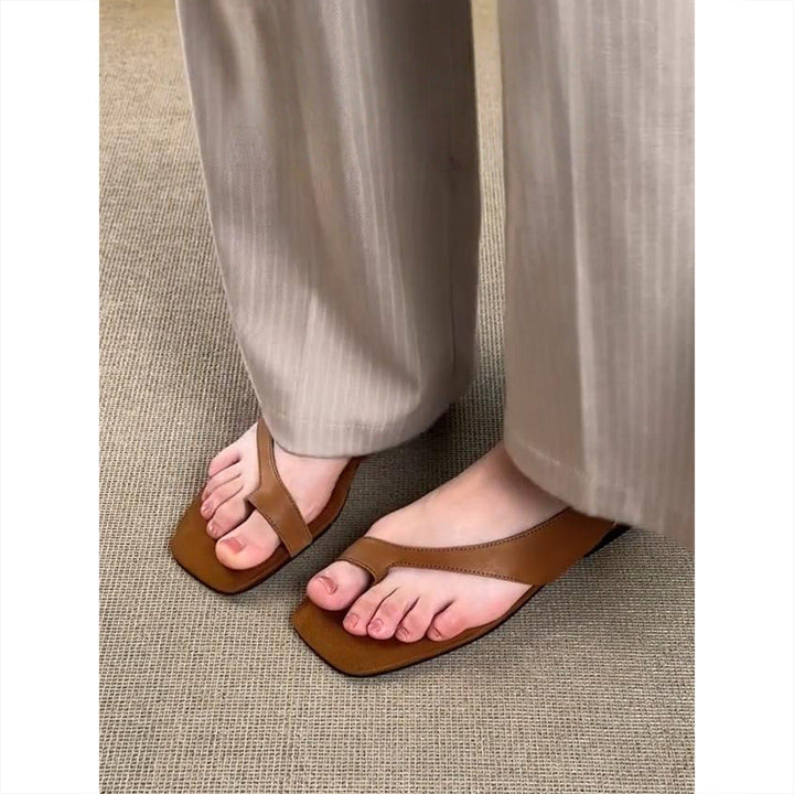 Mode femme: sandales plates rétro bout carré, parfaites pour le quotidien. Chaussures minimalistes élégantes.