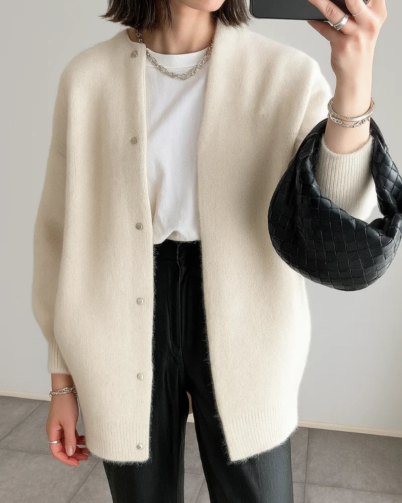 Cardigan long femme confortable, coupe décontractée. Parfait pour la superposition en mode automne hiver.