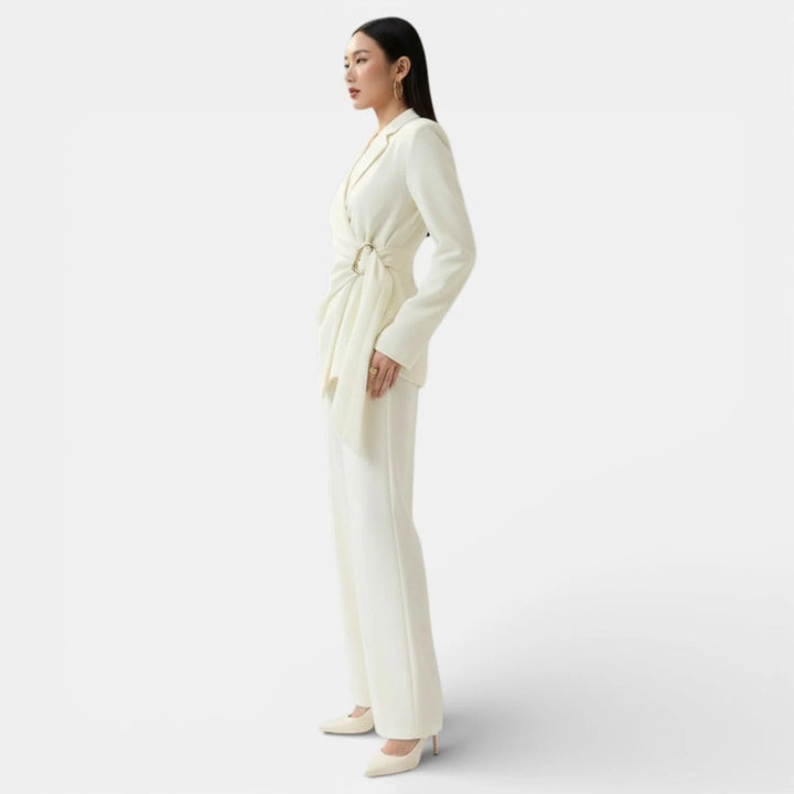 Blazer croisé tendance et pantalon large pour femme, un tailleur moderne parfait pour un look professionnel chic.