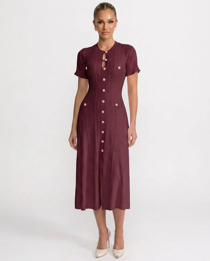 Mannequin portant une robe midi femme à boutons, en matière côtelée, pour un style printanier confortable.