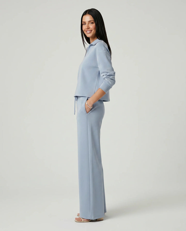 Haut col V décontracté pour femme, faisant partie d'un ensemble deux pièces moderne et confortable.