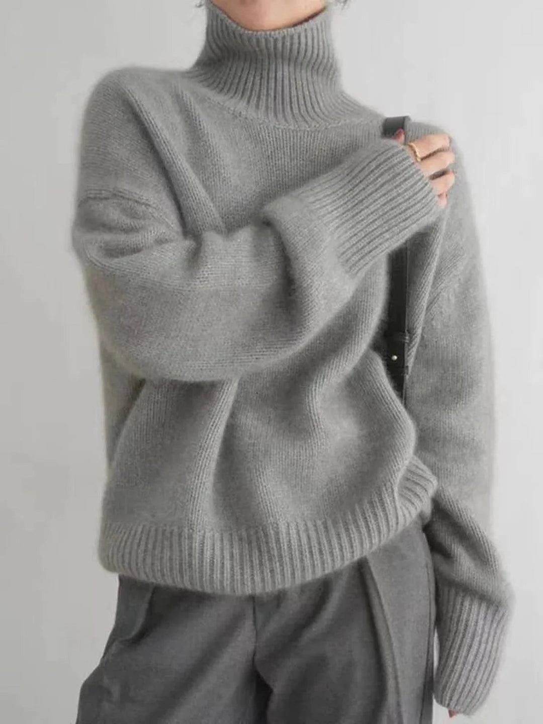 Élégant pull col roulé femme, tricoté en maille épaisse. Idéal pour un look hivernal confortable et stylé.