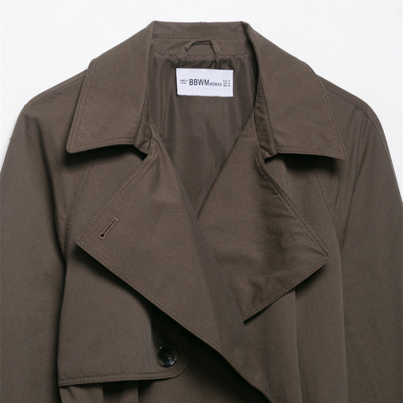 Manteau femme marron style moderne, coupe-vent avec ceinture. Idéal pour l'extérieur, printemps et automne.