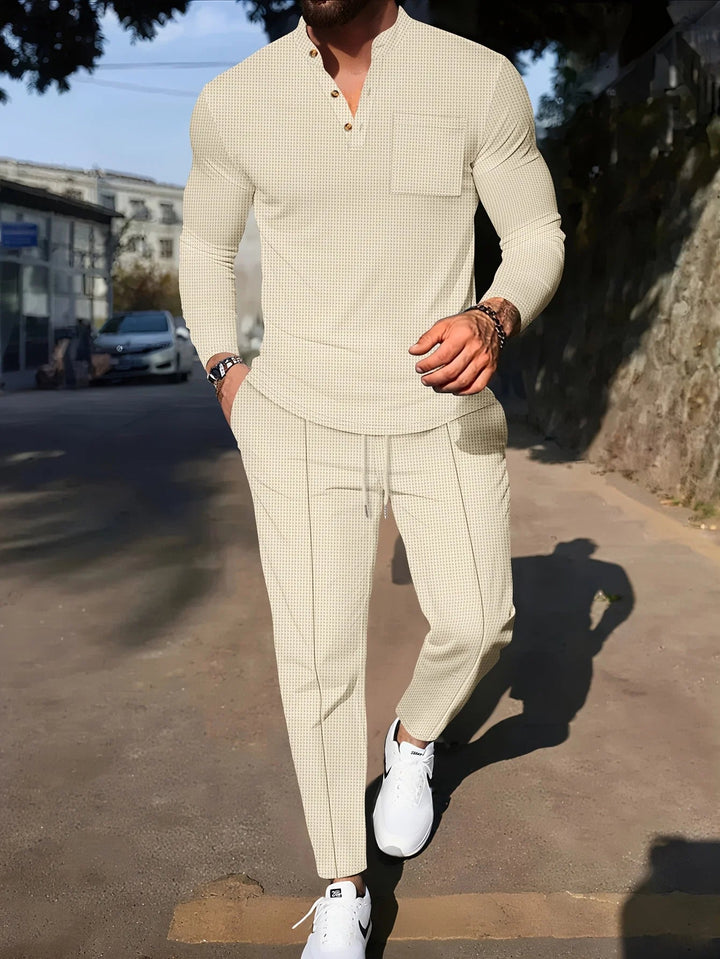 T-shirt Henley homme et pantalon gaufre assorti. Ensemble deux pièces décontracté en coton doux.