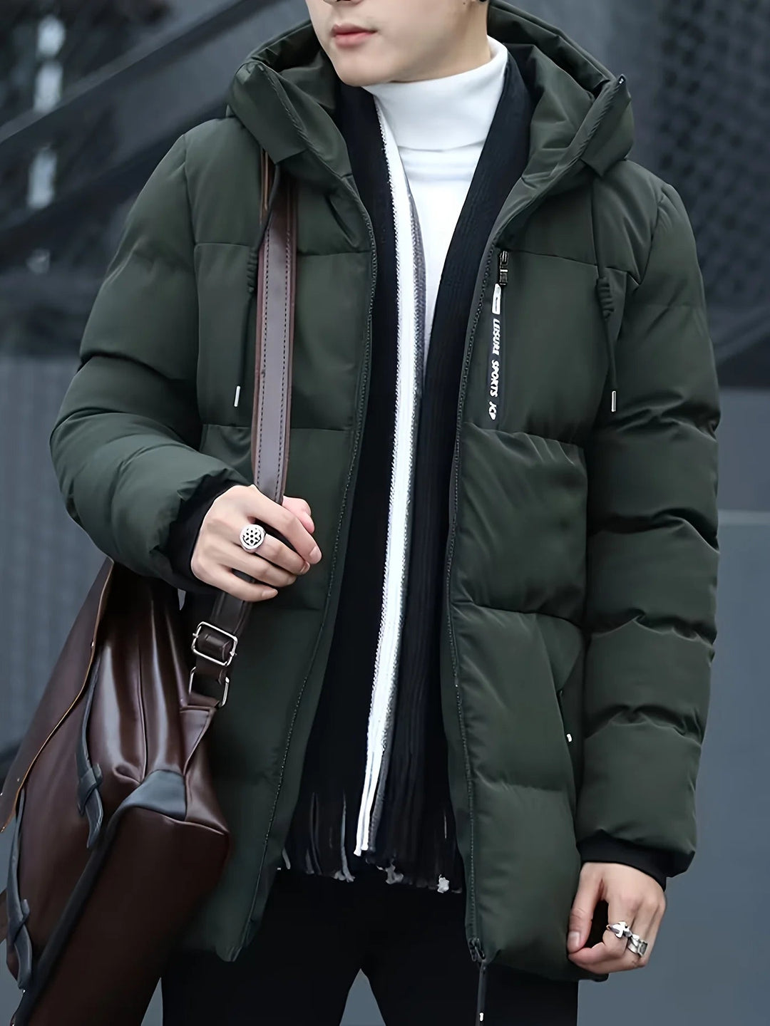 Doudoune homme chaude et élégante avec capuche, parfaite pour l'hiver et la saison froide.