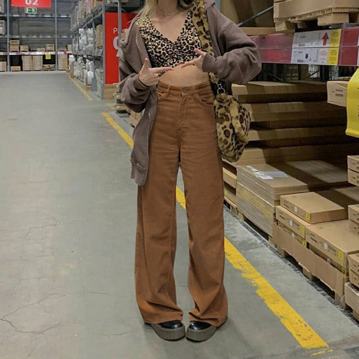 Pantalon femme côtelé beige à coupe ample et fluide, offrant confort et style décontracté pour l'hiver.