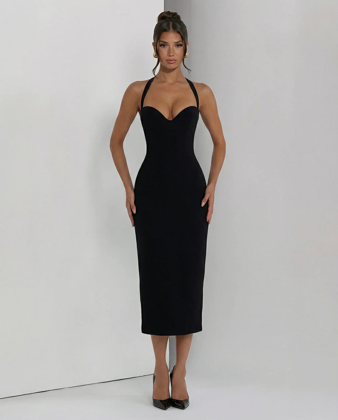 Nouvelle collection: robe midi femme élégante, coupe ajustée, encolure halter. Idéale pour événements.
