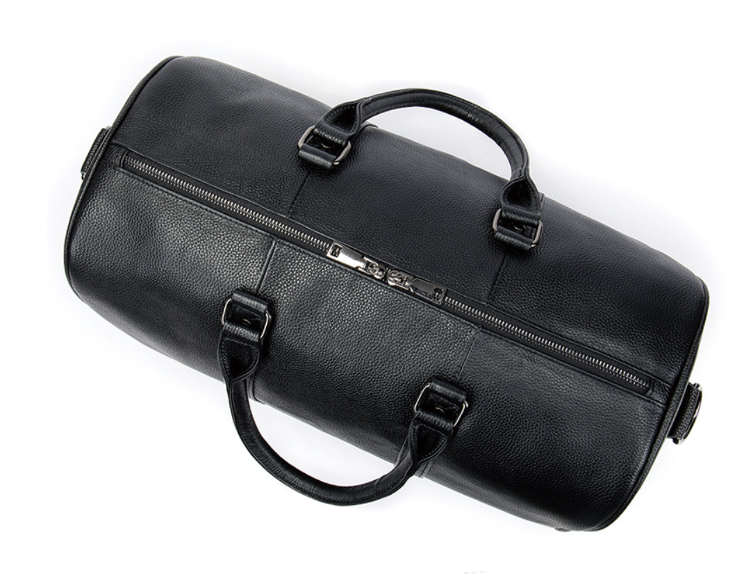 Grand sac de voyage duffle en cuir marron pour homme, compartiment chaussures pratique, affaires.