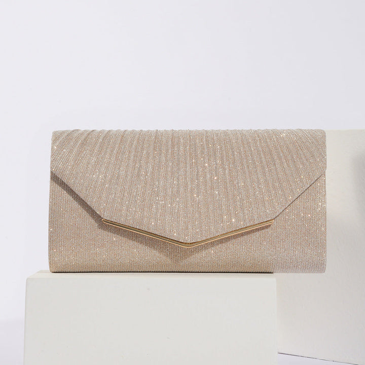 Sac pochette femme pour soirée et cérémonie, design vintage, avec rabat et finitions métalliques.