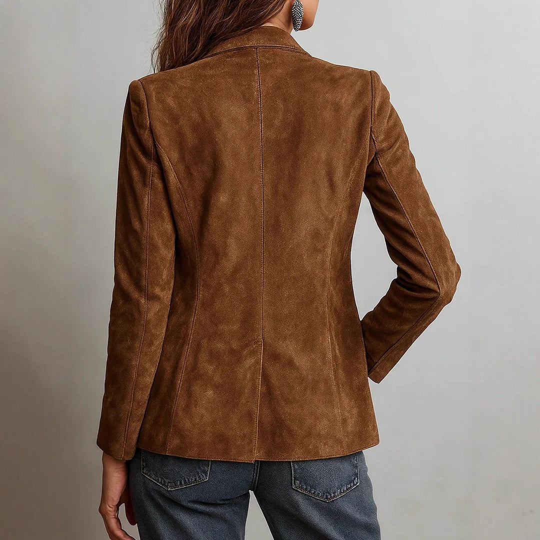 Veste femme élégante coupe ample boutonnée. Design rétro confortable, essentielle pour un style chic et moderne.