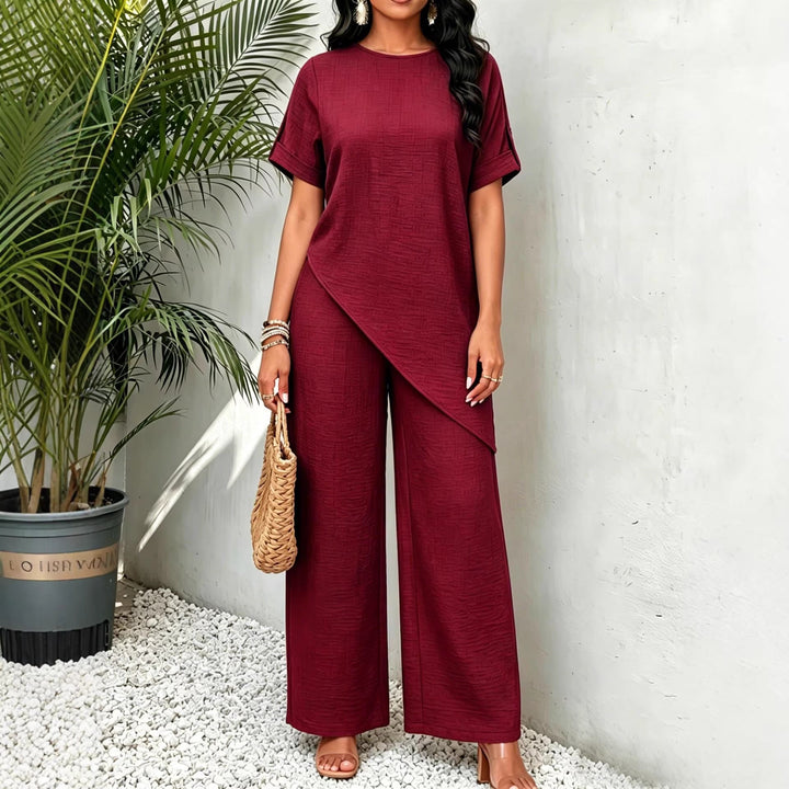 Découvrez l'ensemble femme deux pièces parfait: top mi-long et pantalon large pour une tenue confortable et stylée.