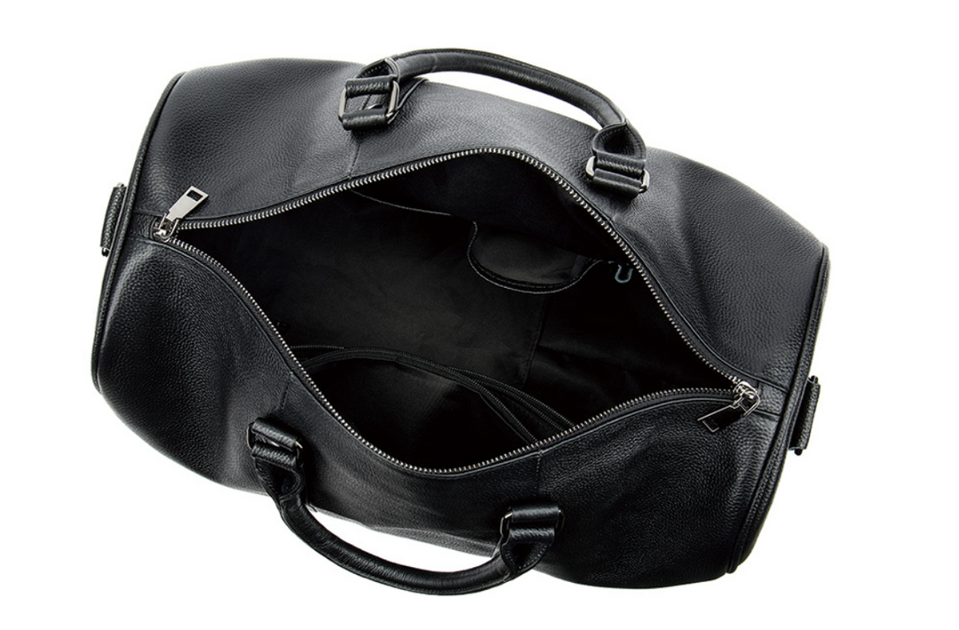 Sac cabine homme en cuir noir pour voyage ou weekend, compartiment à chaussures séparé, accessoire pratique.