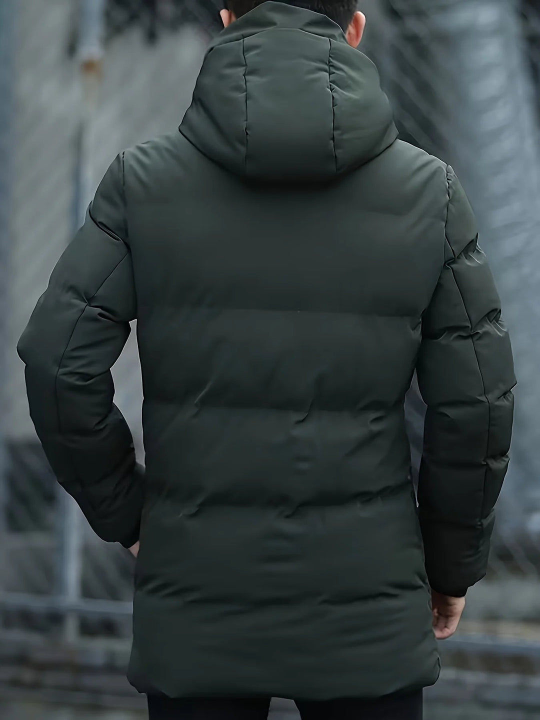 Doudoune matelassée homme, coupe élégante, offre chaleur et confort pour affronter l'hiver.