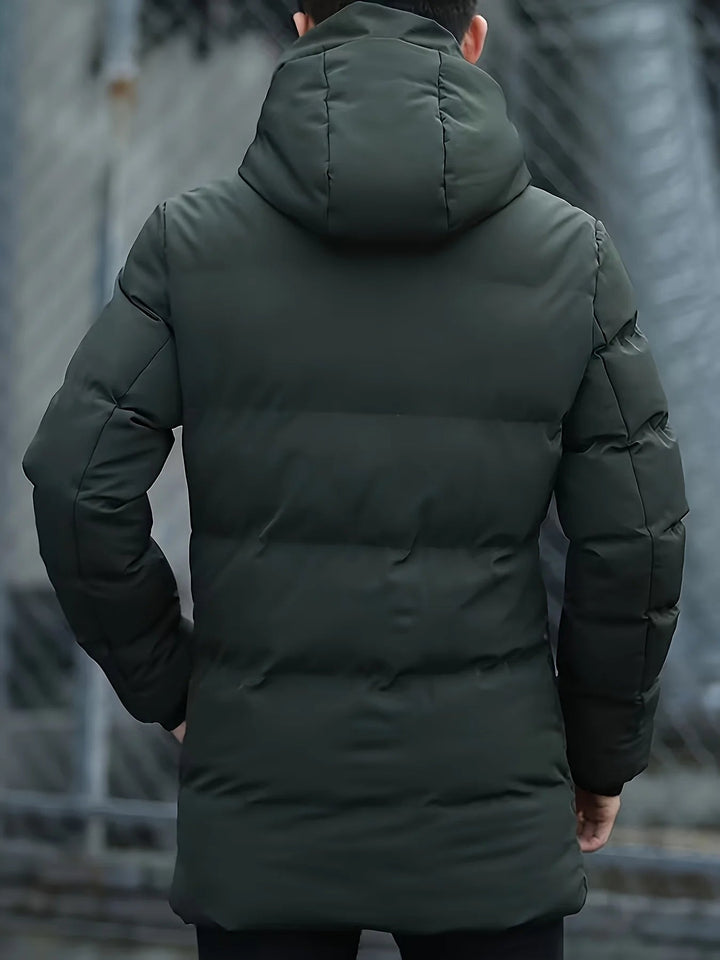 Doudoune matelassée homme, coupe élégante, offre chaleur et confort pour affronter l'hiver.