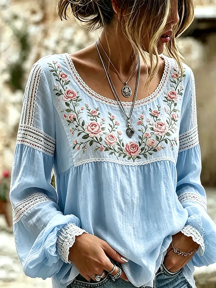 Top femme bohème avec broderies florales délicates. Idéal pour le printemps/été, élégant et confortable.