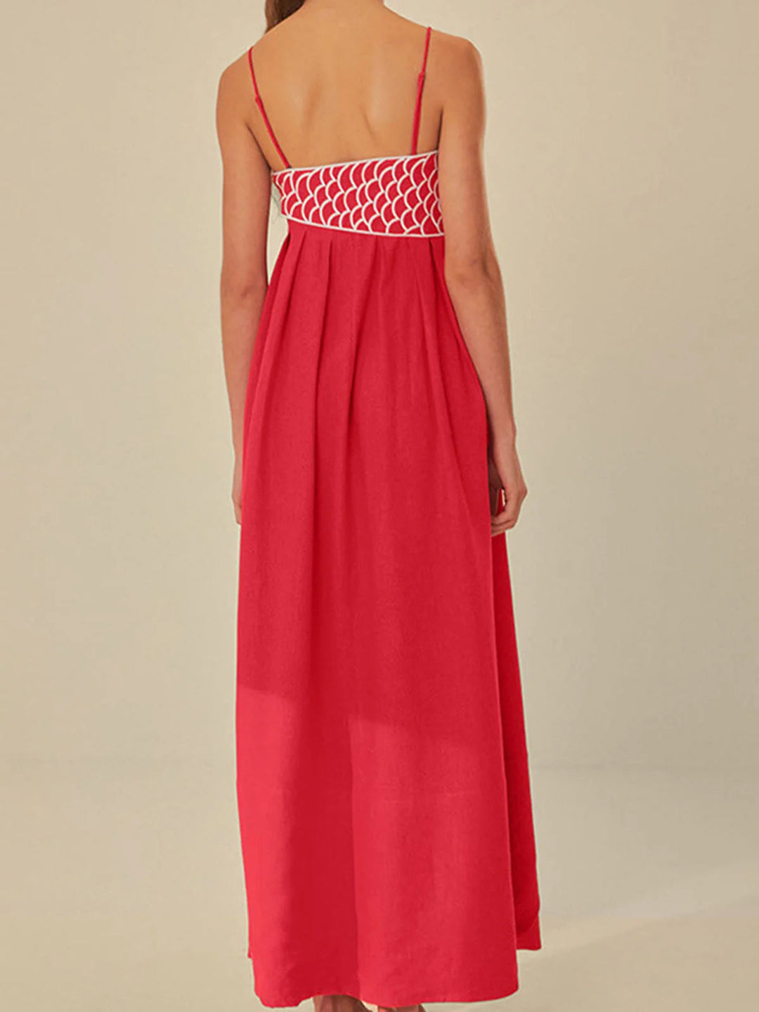 Robe d'été femme, style bohème chic, avec broderie poisson unique et jupe maxi volantée.