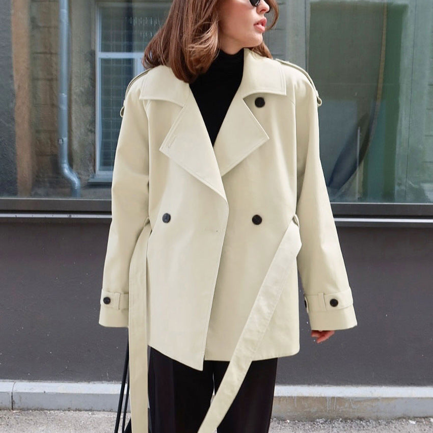 Trench coat femme pour un look élégant et décontracté. Avec ceinture, idéal pour automne/printemps.