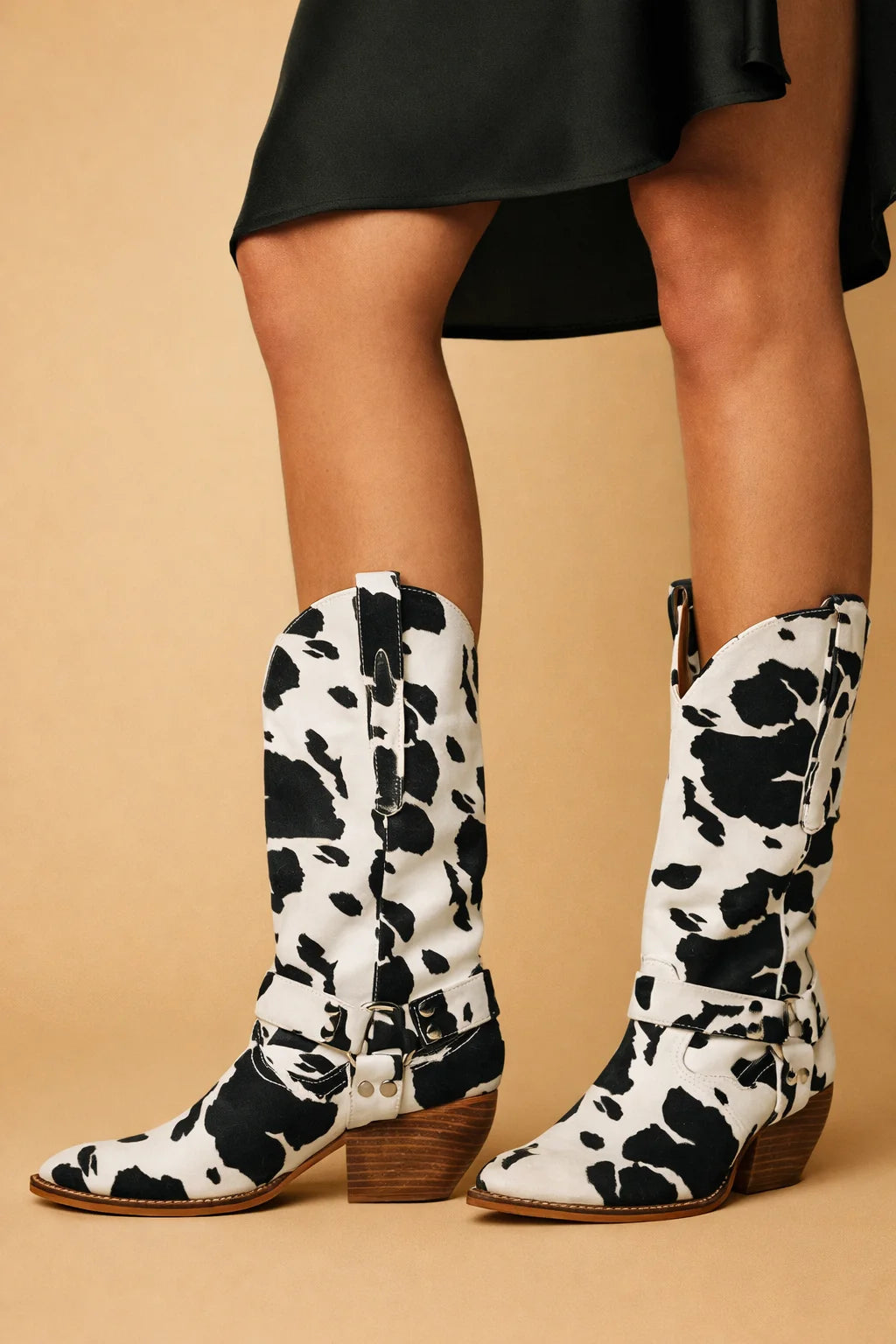Bottes western femme noires, élégantes et modernes, parfaites pour l'automne-hiver, chaussures tendance.