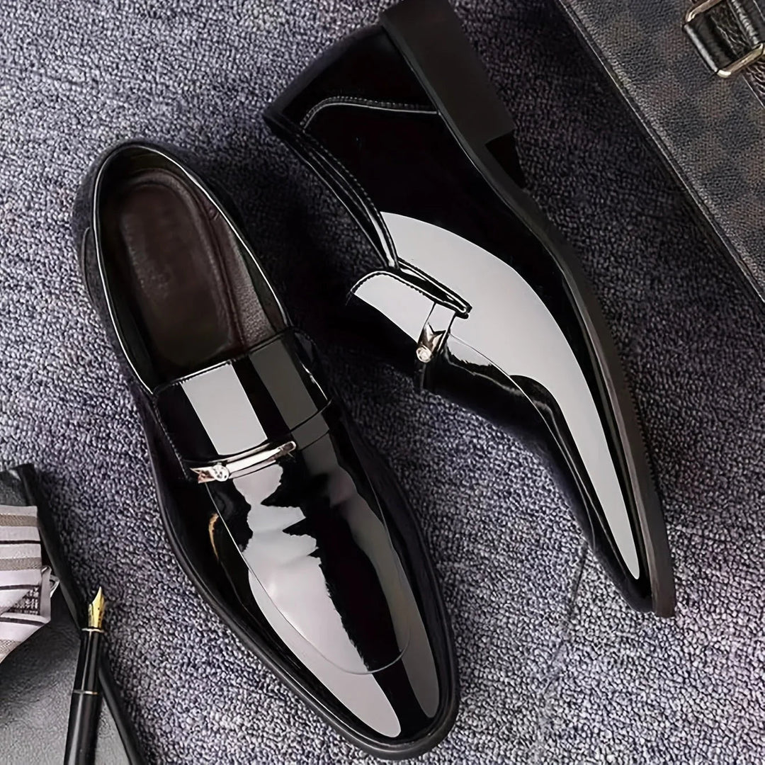 Mocassins homme vernis faciles à enfiler, pour occasions formelles ou décontractées chics, élégance assurée.