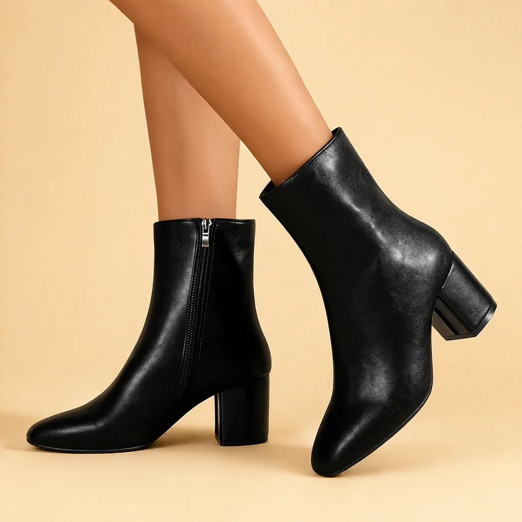 Bottines femme mode en cuir noir, bout carré, fermeture éclair pratique, confort et élégance urbaine.