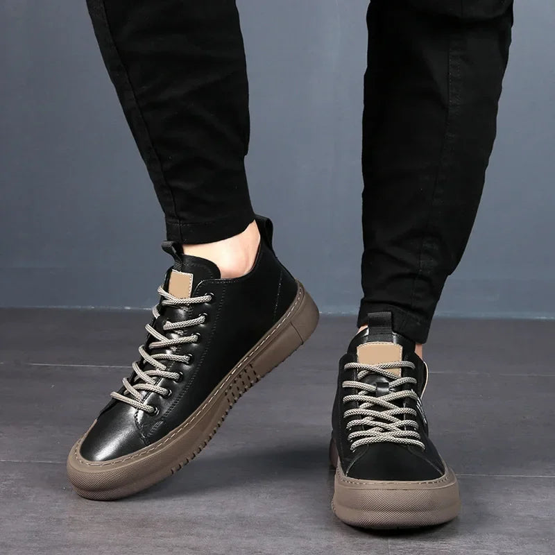 Chaussures homme mi-montantes blanches, parfaites pour un style casual ou sportswear. Élégance urbaine et confort.