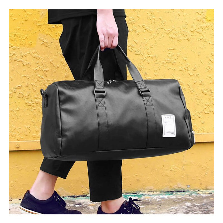Sac de voyage homme élégant, noir, parfait pour le sport et la gym. Grand volume, pratique pour tous vos accessoires.