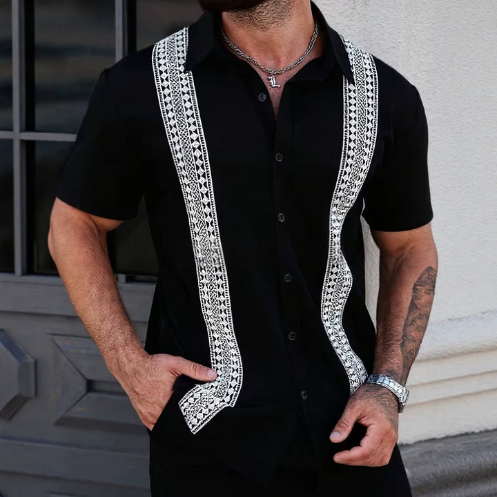 Chemise homme d'été imprimée décontractée, manches courtes, motif graphique. Parfaite pour vacances et plage.