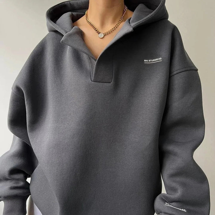Pull sweat à capuche femme oversize, confortable et douillet. Tissu décontracté idéal automne-hiver.