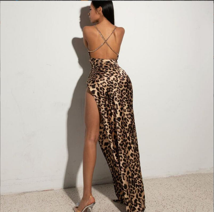Élégante robe femme moulante avec imprimé léopard, mettant en valeur la silhouette féminine. Style d'été.