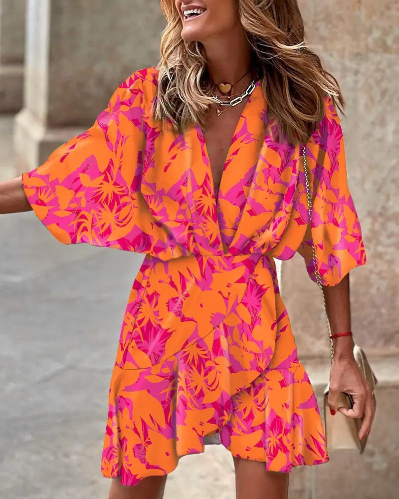 Vêtement femme: mini robe élégante à manches bouffantes. Décolleté en V et ourlet asymétrique pour un look moderne.