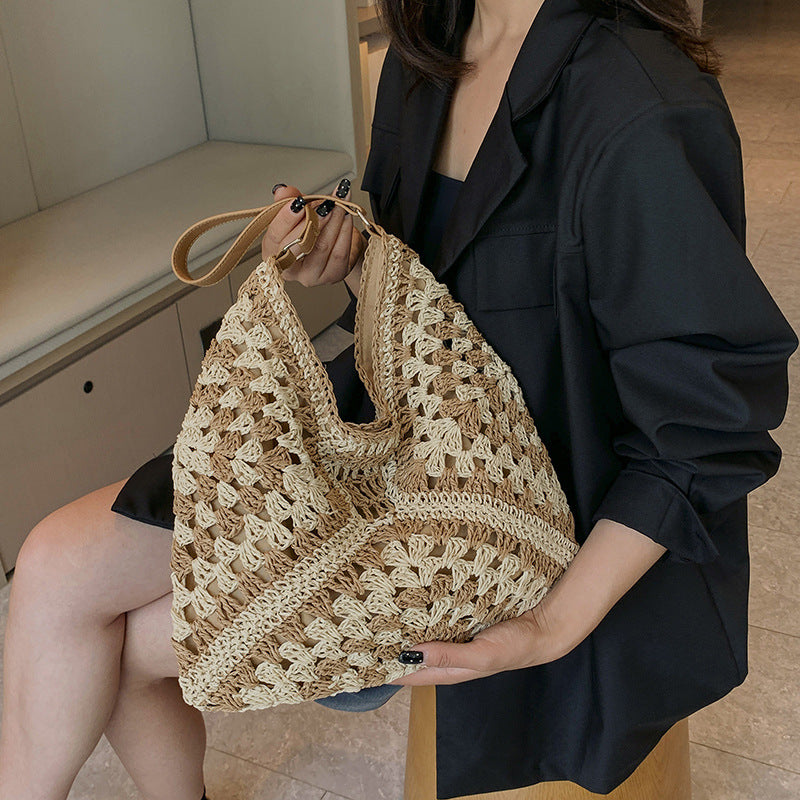 Sac épaule léger en paille tissée main, un incontournable pour femme au style bohème et décontracté.