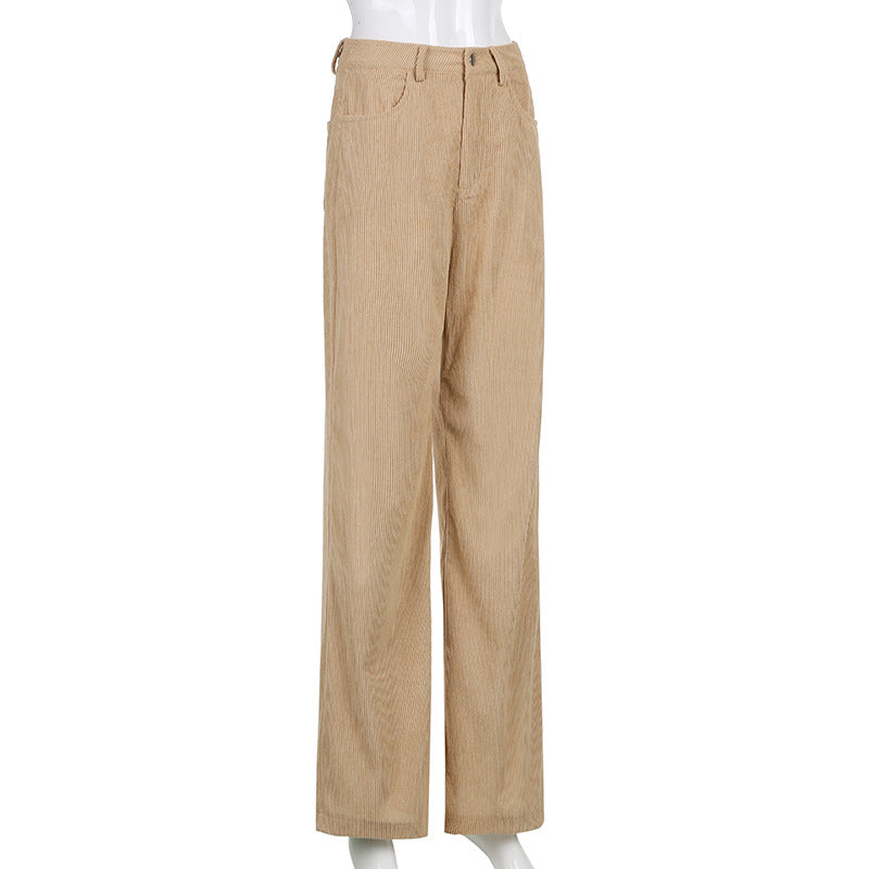 Mode féminine: pantalon côtelé marron coupe ample, bas fluide, pour un look décontracté très tendance.