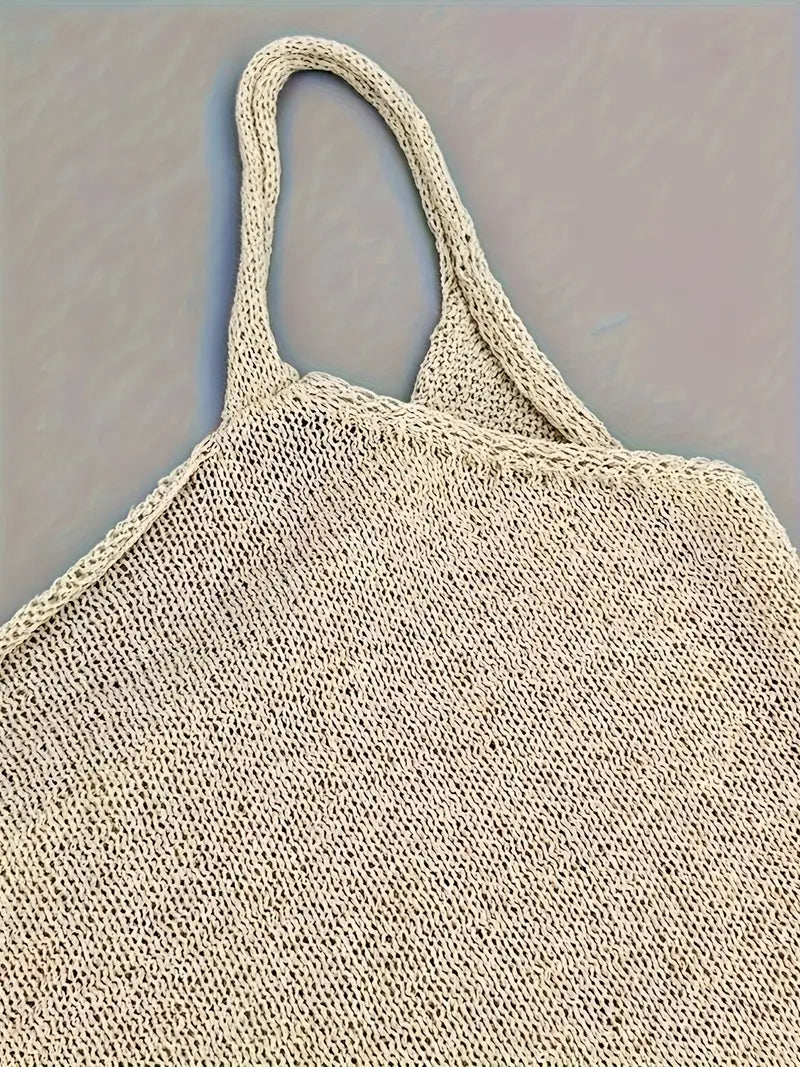 Robe femme ajustée, mini, bretelles fines et dos nu. Élégance pour mode femme.