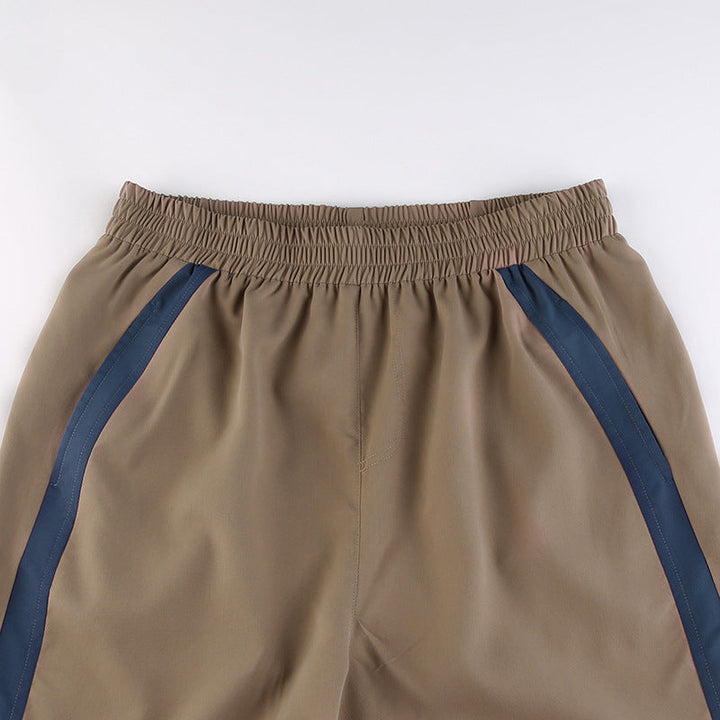Jogger homme kaki, pantalon rétro à rayures. La coupe décontractée assure un confort optimal pour un style streetwear.