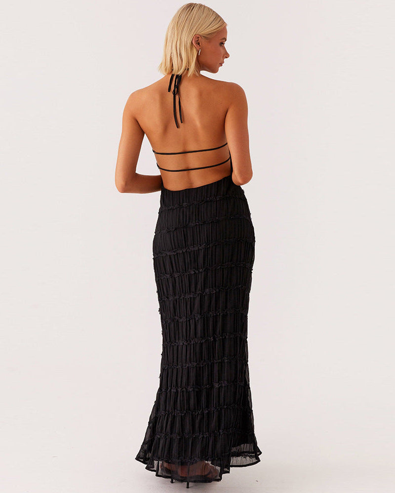 Élégante robe longue plissée femme, coupe halter et dos nu, pour une silhouette fluide d'été ou de soirée.