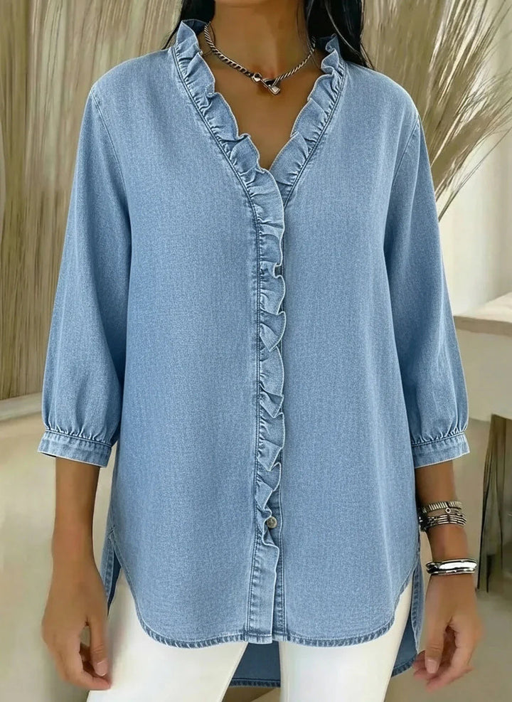 Chemise femme denim chic avec encolure V et volants élégants, manches 3/4. Parfait pour un look tendance.