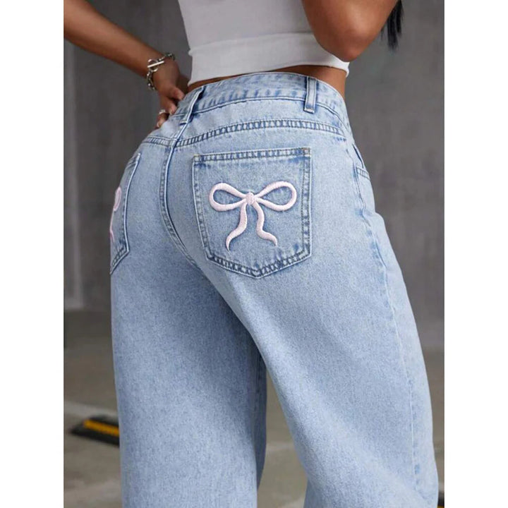 Pantalon large femme bleu clair, modèle fluide et confortable, idéal pour un look élégant et décontracté.