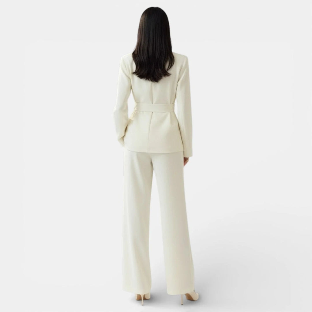 Tailleur femme sophistiqué avec blazer croisé structuré et pantalon large, parfait pour printemps-automne.