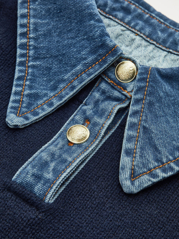 Pull femme mode avec faux col chemise denim intégré. Style superposé élégant pour tenue femme décontractée.