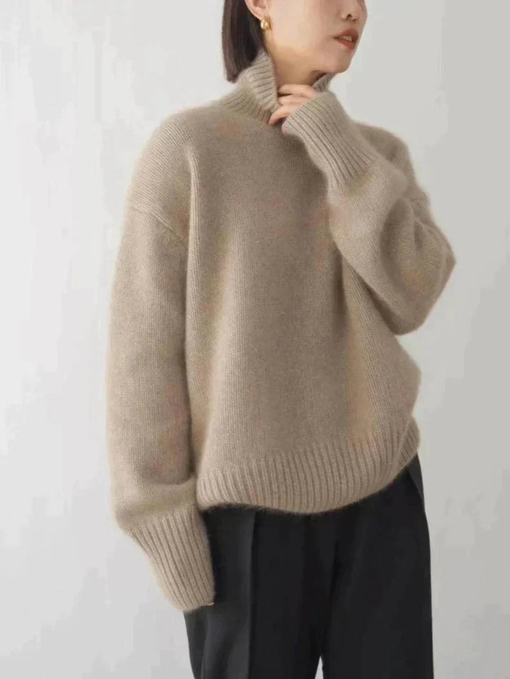 Pull col roulé femme en tricot épais, garantit chaleur et confort absolu pour les journées froides d'hiver.
