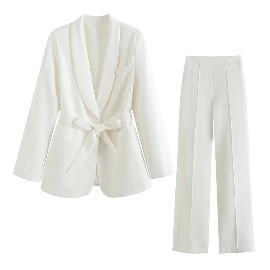 Tailleur femme moderne : blazer avec ceinture et pantalon ajusté. Parfait pour une allure élégante.