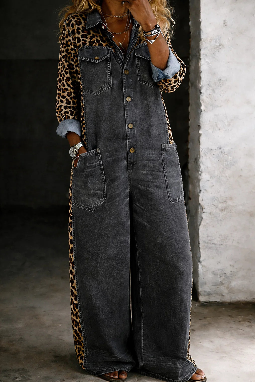 Combinaison femme imprimée, style chic décontracté avec col revers et manches longues. Tenue d'été élégante.