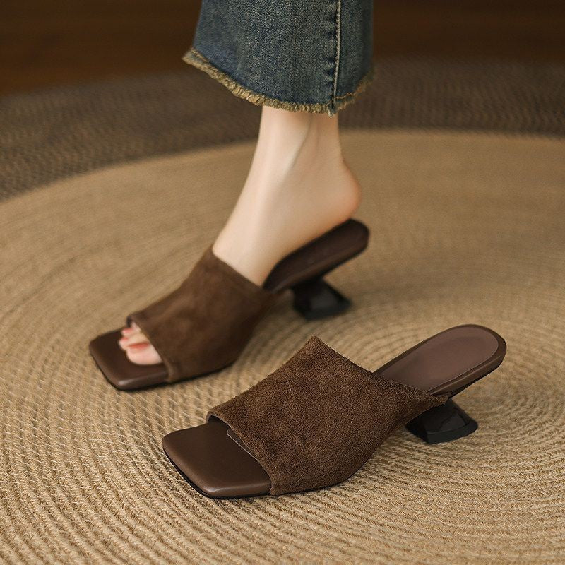 Chaussure d'été femme confortable, sandale slide à talon carré noir, idéale pour le quotidien.