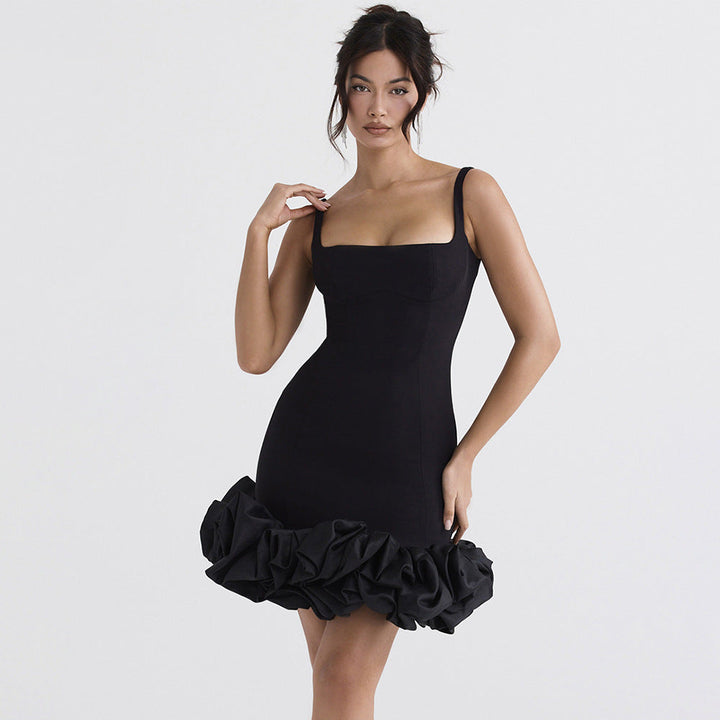 Mini robe femme noire à encolure carrée, style camisole. Silhouette ajustée élégante pour occasions spéciales.