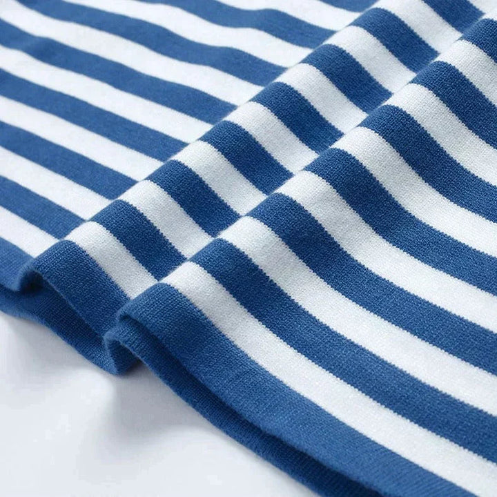 Pull femme à manches longues rayé, un essentiel chic pour la saison froide, style moderne.