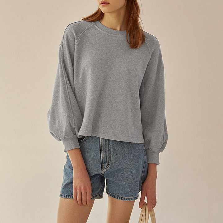 Top femme moderne, pull court avec manches ballon courtes. Un vêtement chic et confortable pour une élégance décontractée.