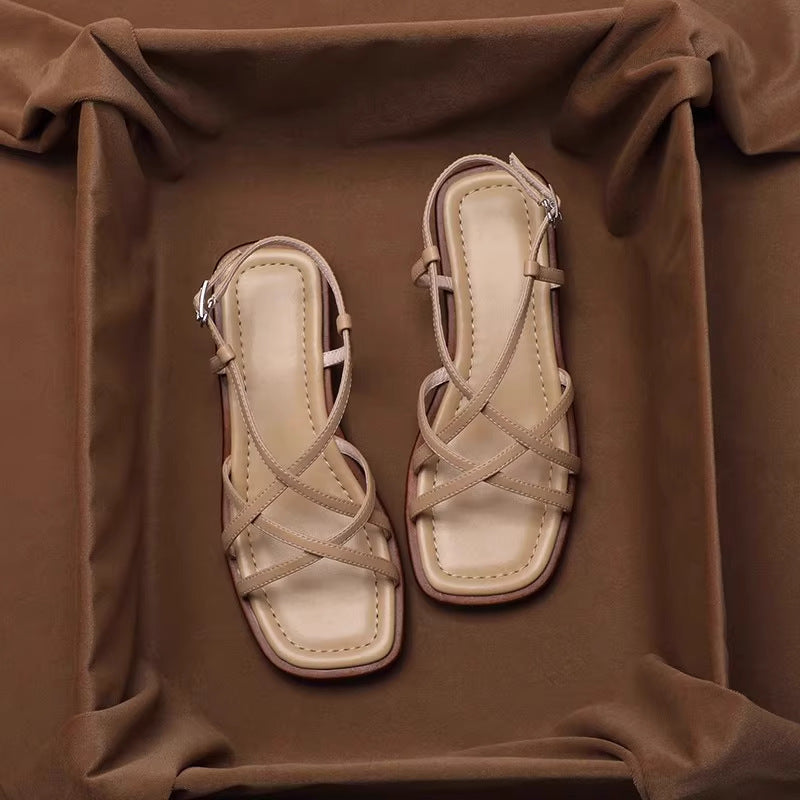Sandale femme rétro à bout ouvert, brides croisées élégantes. Chaussure plate confortable pour l'été.